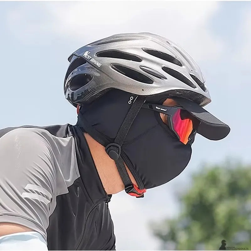 Casquette cagoule été portée par un cycliste avec casque et lunettes de soleil sur route, vue de profil en situation – Espace Cagoules