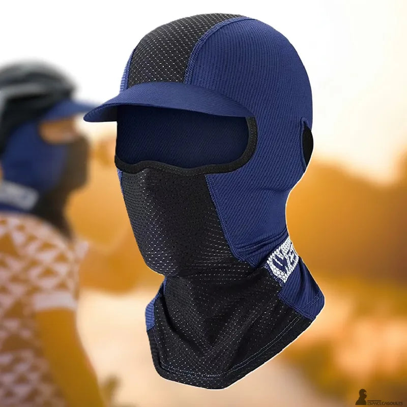 Casquette cagoule homme bleu et noir avec visière intégrée présentée sur fond extérieur ensoleillé avec un cycliste flou en arrière-plan vue de trois-quarts - Espace Cagoules