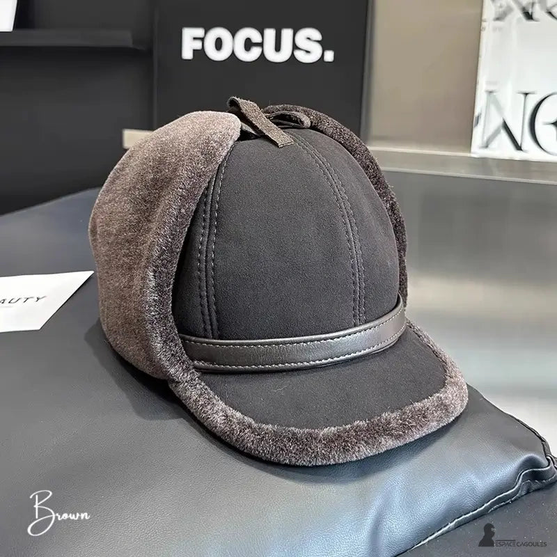 Mörkbrun mössa i rak profil, syntetisk päls på kanterna