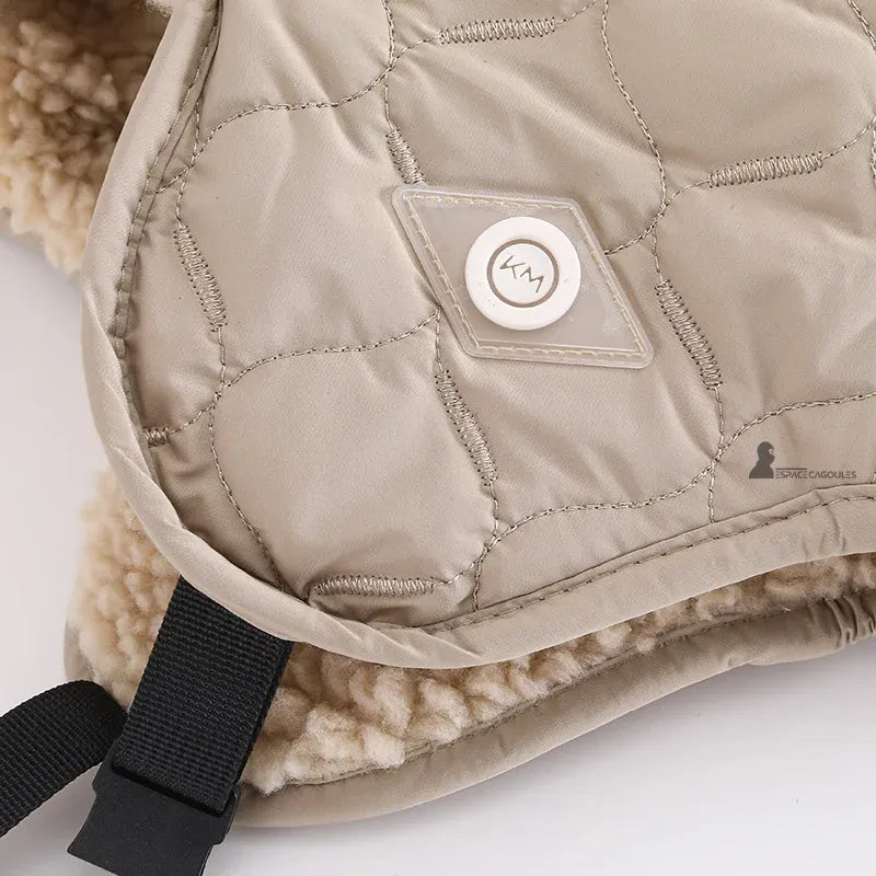 Casquette Chapka matelassée détail oreillettes beige, zoom sur le patch décoratif et couture matelassée - Espace Cagoules