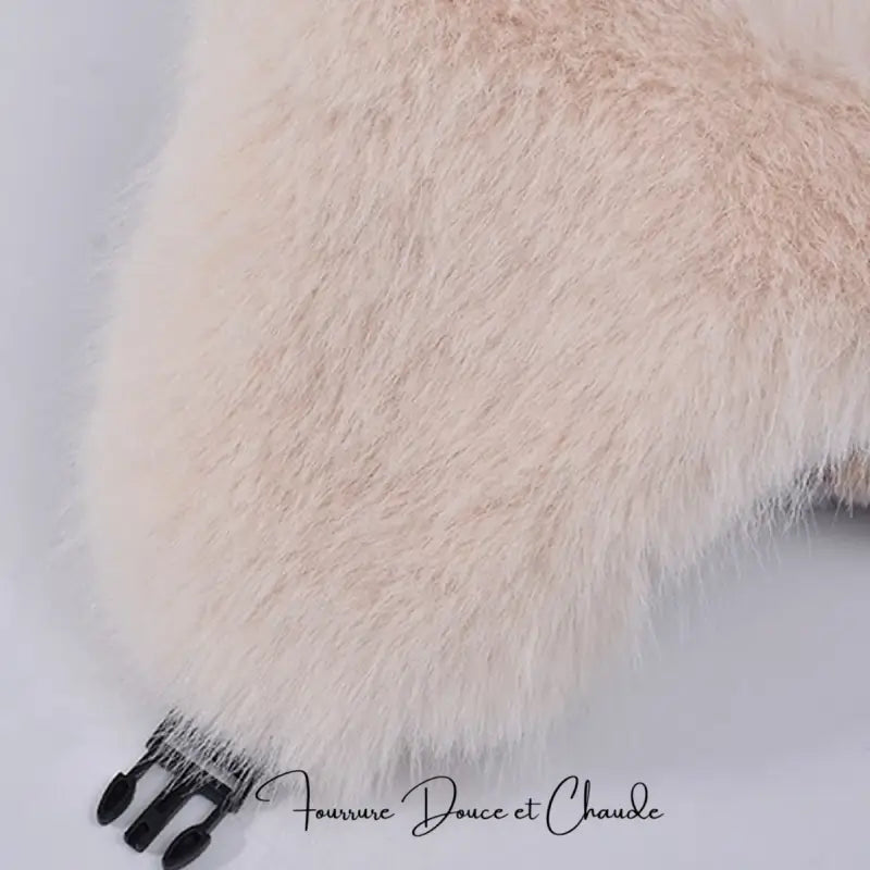 Nahaufnahme des beigen Leopard Women's Russian Hat, der die Weichheit des Kunstfells und die detaillierte Verarbeitung des Stoffes hervorhebt. Der Metallverschluss ist an der Unterseite sichtbar.