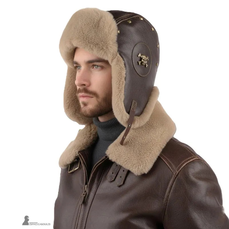 Chapka aviateur en cuir marron et fausse fourrure portée par un homme, vue de profil, look aviateur hivernal - Espace Cagoules