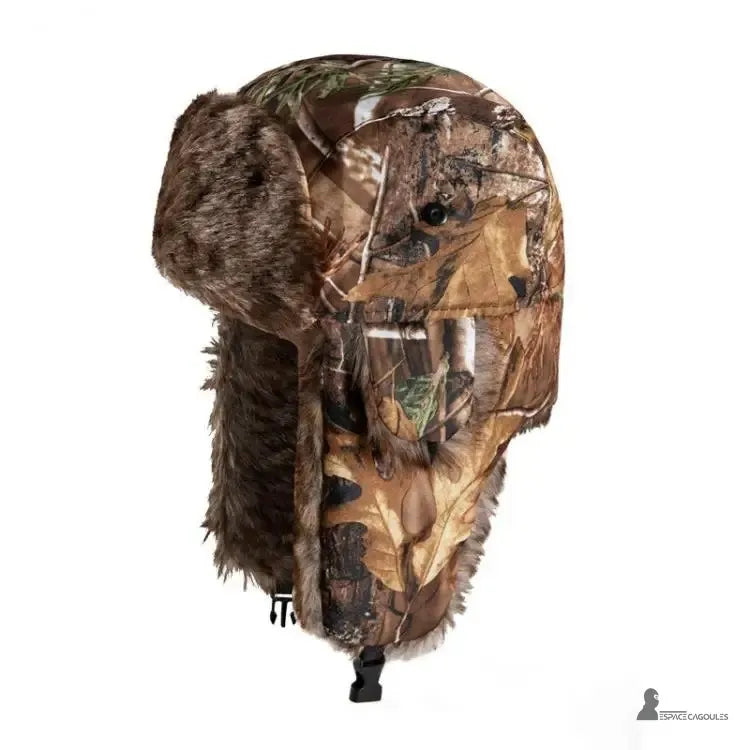 Hellbrauner Camouflage-Jagdchapp und herbstliches Laub mit isolierendem Fell