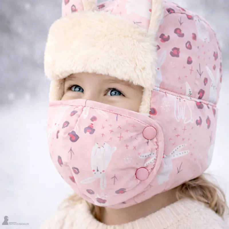 Enfant portant la Chapka fille avec masque rose avec ses petites oreilles décoratives sur le dessus - Espace Cagoules