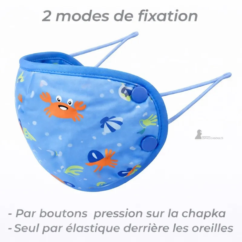 Gros plan sur le masque amovible bleu à motifs marins avec boutons pression et élastiques - Espace Cagoules
