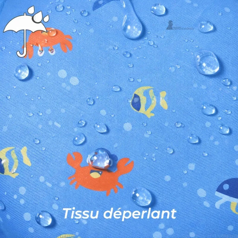 Zoom sur le tissu bleu déperlant avec gouttes d’eau et motifs marins imprimés - Espace Cagoules