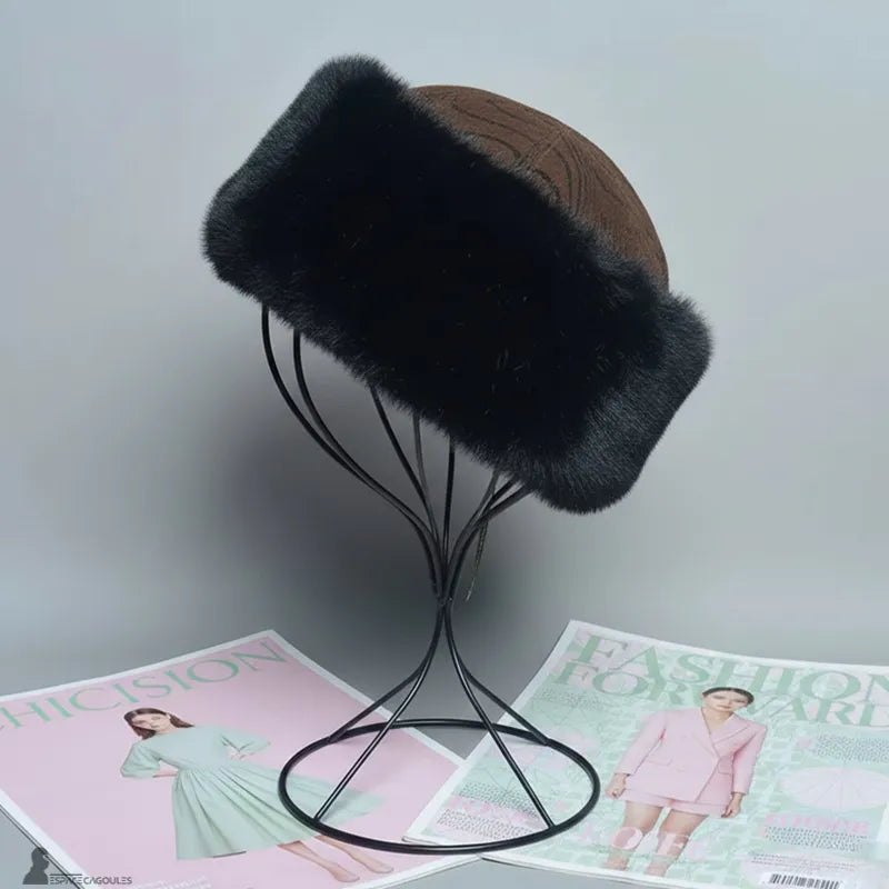 Faux fourrure Chapka in schwarzer Kunstfell mit braunem strukturiertem Oberteil, strukturierte Chapka-Form, Seitenansicht auf Ständer, in neutralem Innenraum - Cagoules Raum