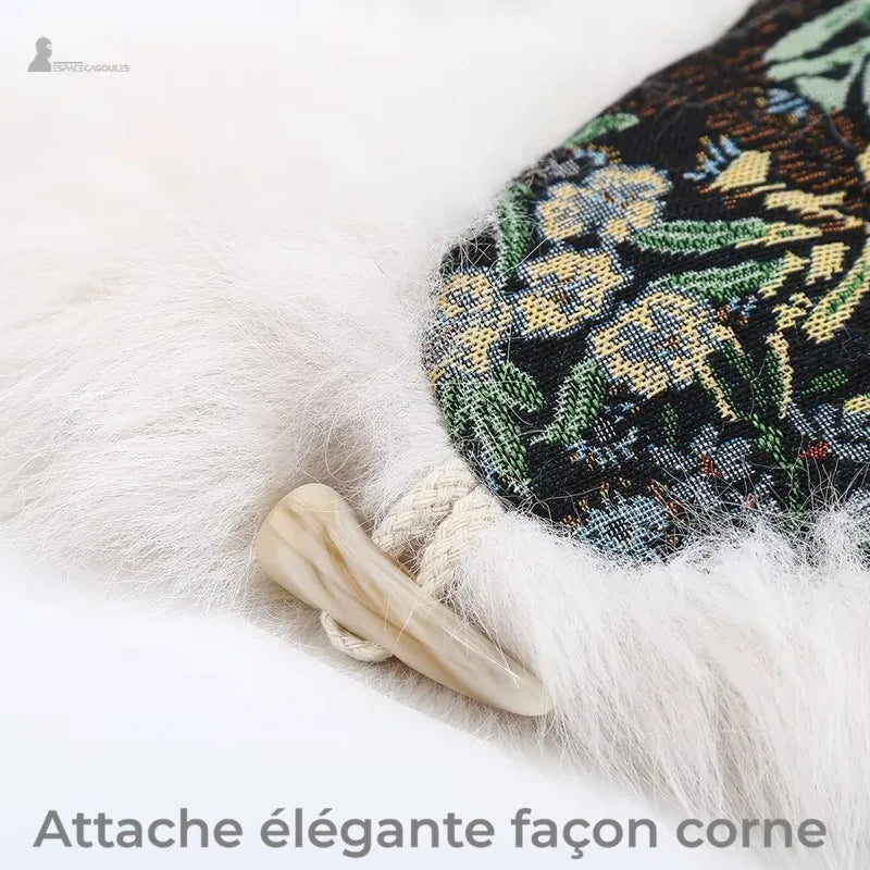Détail attache latérale imitation corne sur chapka avec tissu floral et bordure fourrure blanche - Espace Cagoules