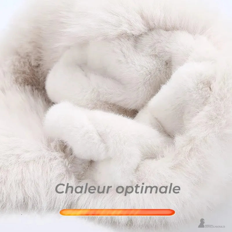 Intérieur doublé en fourrure blanche épaisse visible sur chapka avec rabats repliés - Espace Cagoules