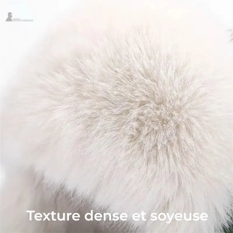 Zoom sur fourrure blanche dense en façade de chapka avec texture douce et volumineuse - Espace Cagoules