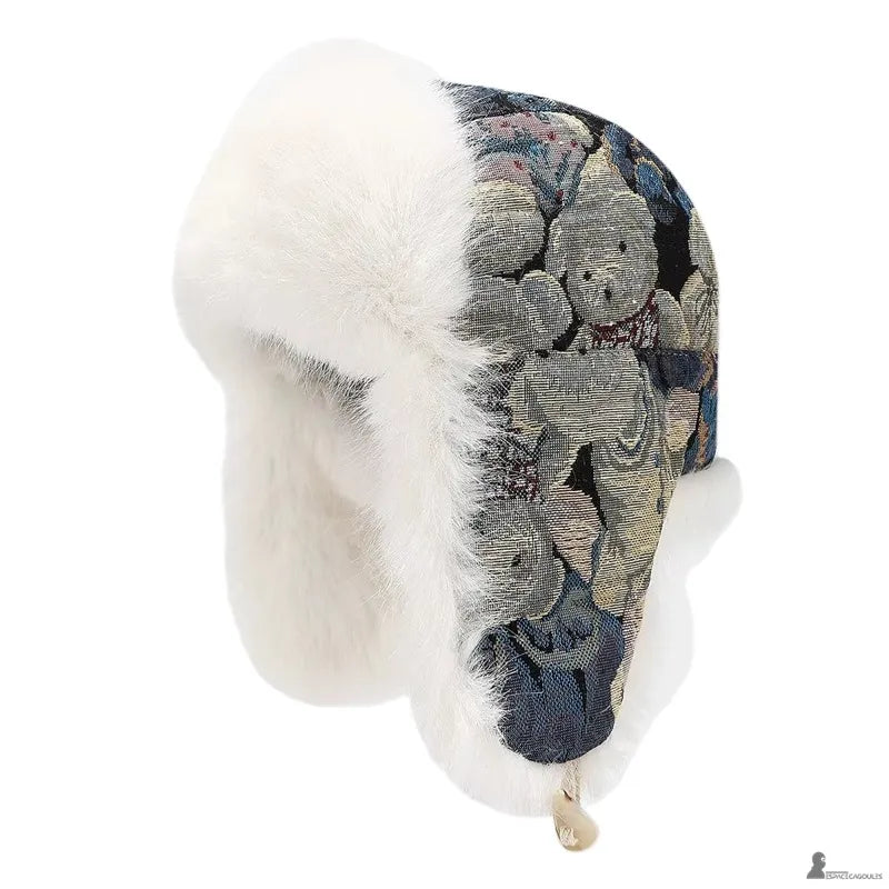 Vue latérale d’une chapka avec motif floral et fourrure blanche couvrant les oreilles - Espace Cagoules