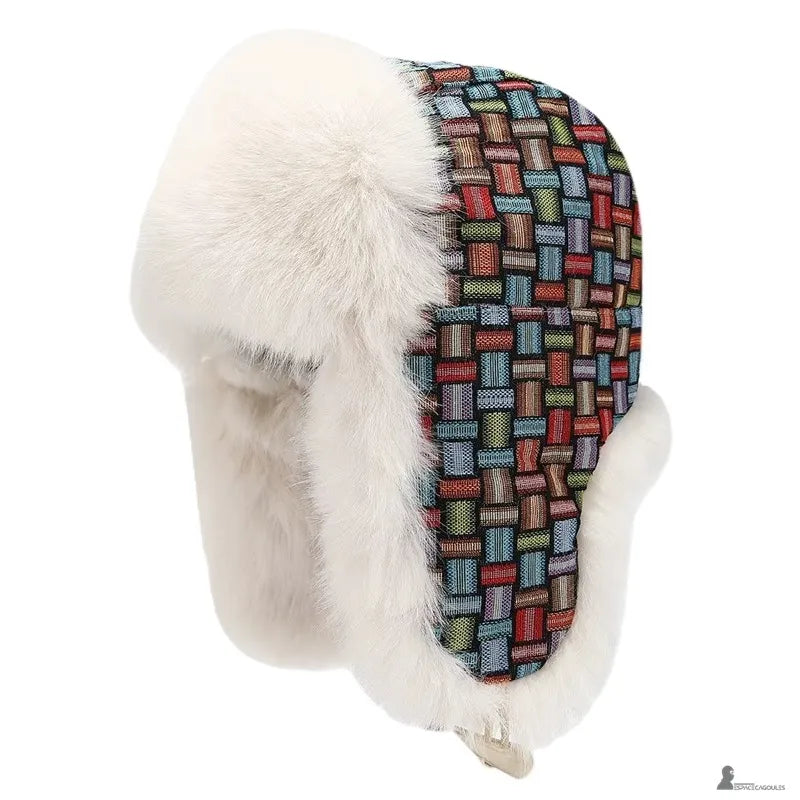 Chapka avec motif multicolore géométrique et bordure en fourrure blanche vue de profil - Espace Cagoules