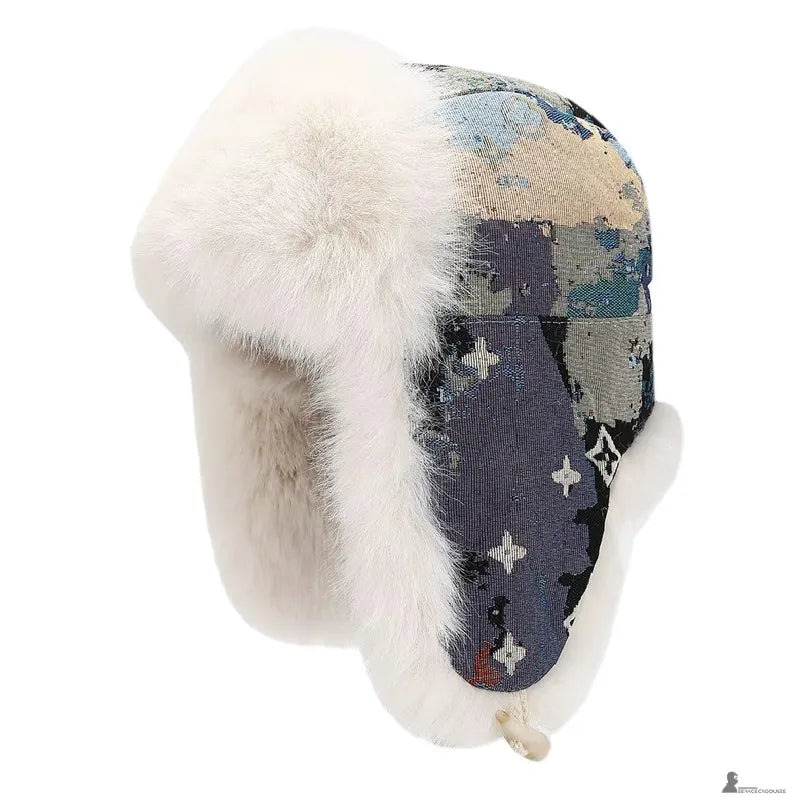 Chapka à motif floral abstrait bleu et beige avec bordure en fourrure blanche vue latérale - Espace Cagoules