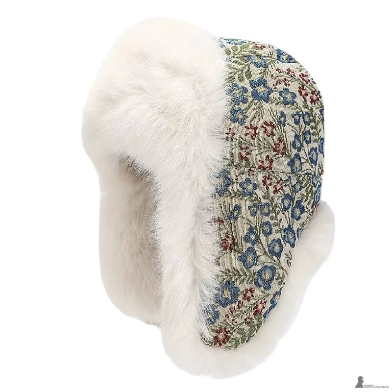 Chapka beige à petites fleurs bleues et rouges avec fourrure blanche vue de profil - Espace Cagoules