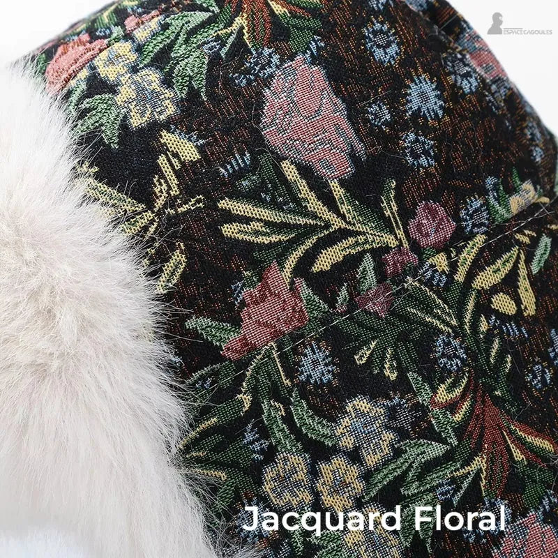Zoom sur tissu jacquard floral sombre avec détails de fleurs et texture tissée visible - Espace Cagoules