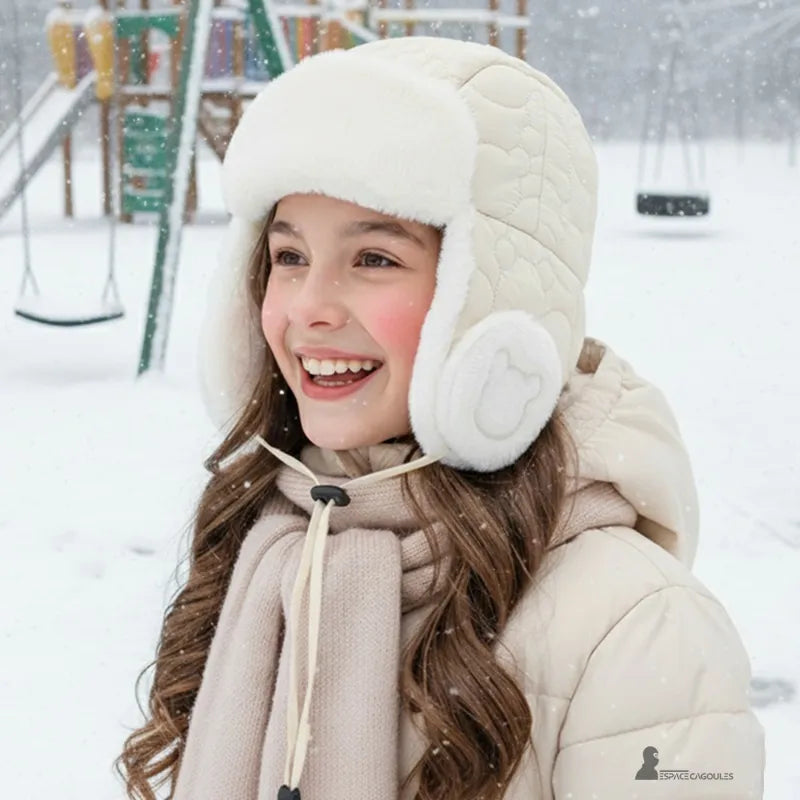 Chapka Fille blanche portée par une enfant dans la neige, bonnet matelassé et fourrure chaude – Espace Cagoules