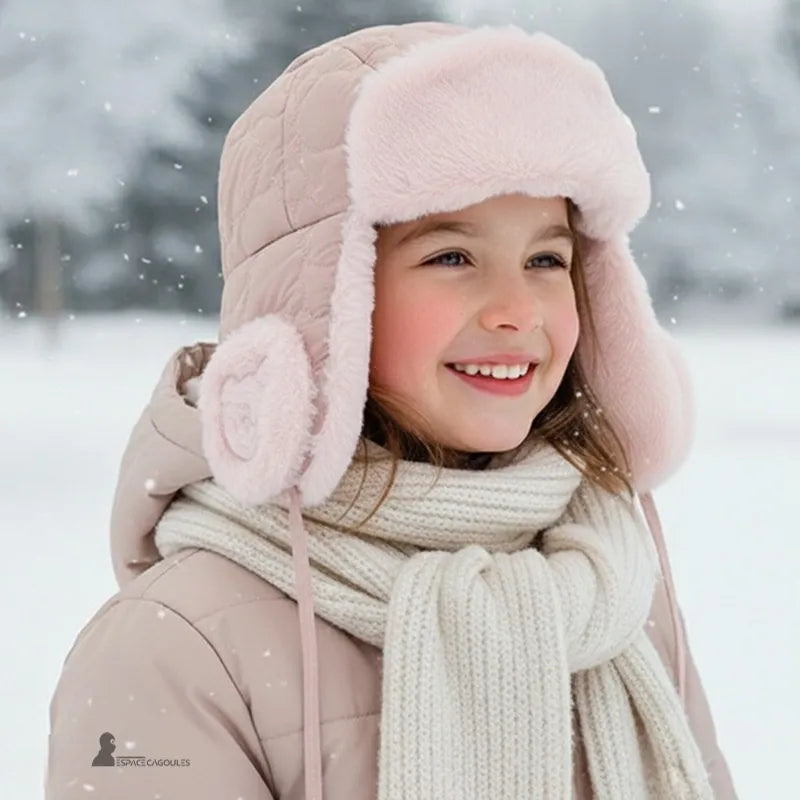 Chapka Fille rose portée par une enfant en extérieur sous la neige, oreillettes fourrées – Espace Cagoules