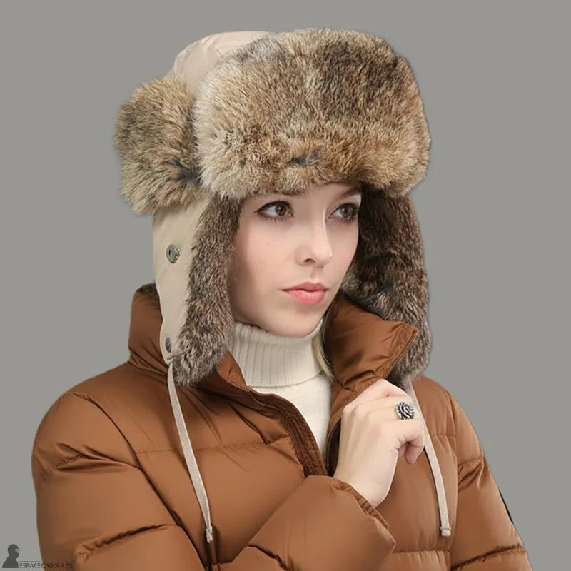 Cappello di pelliccia femminile – Donna che indossa un cappello beige di pelliccia di coniglio con giacca marrone, atmosfera all'aperto morbido – Espace Cagoules