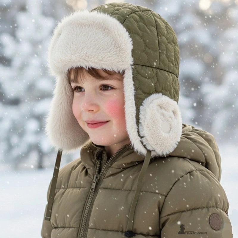 Chapka garçon verte portée par un enfant dans la neige, bonnet chaud matelassé idéal pour les sorties hivernales – Espace Cagoules