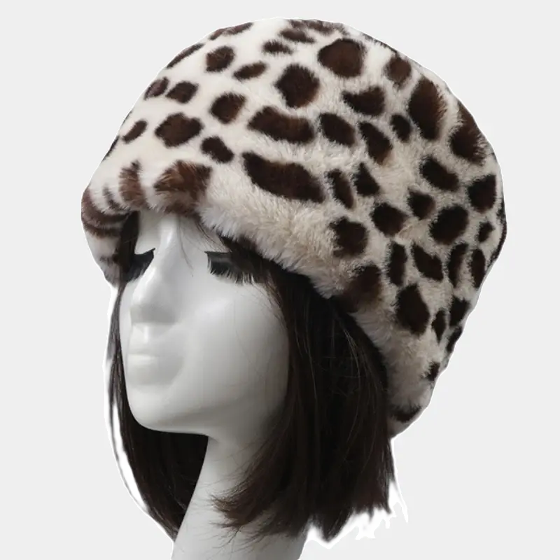 Beige Leopard Chapka in faux fur with contrasting animal print, highlighted on a mannequin. Ideal for facing the cold with elegance.