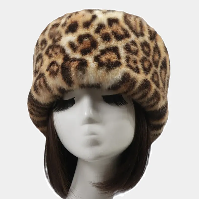 Yellow leopard hat in faux fur, displaying a striking leopard pattern. Perfect for combining warmth and boldness in winter.