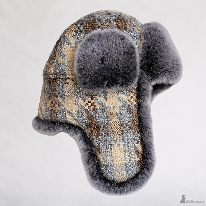 Vue latérale de la Chapka patchwork fourrure avec son tweed, sa fourrure grise et son bouton - Espace Cagoules