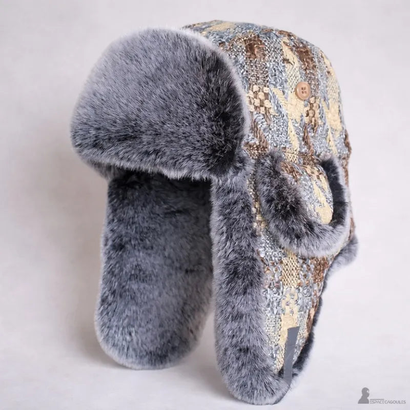 Vue de face en plongée de la Chapka patchwork fourrure, fourrure grise et rabats ouverts - Espace Cagoules