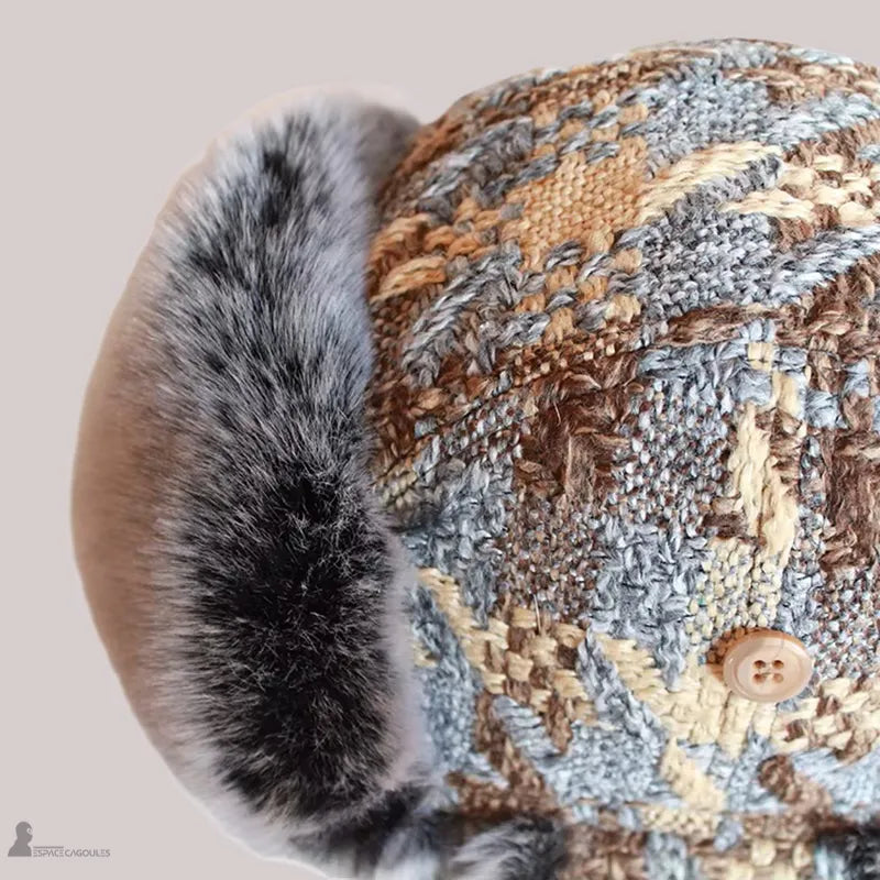 Gros plan texturé du tweed patchwork bleu/marron et de la fourrure grise de la chapka - Espace Cagoules