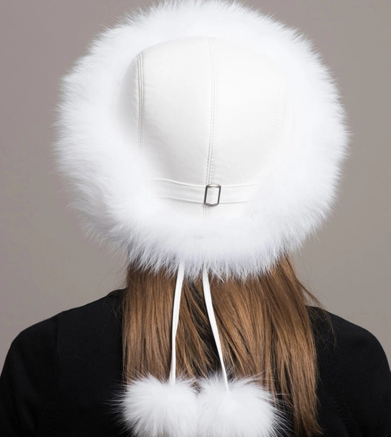 Rückansicht einer russischen Chapka aus echtem weißem Fell, mit verstellbarem Lederfuß und passendem Bommel. Sein umhüllendes Design sorgt für eine optimale Isolierung gegen Kälte.