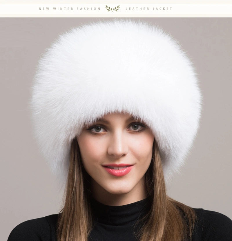 Elegante Frau, die eine russische Chapka aus echtem weißem Pelz trägt, mit einem voluminösen und luxuriösen Design. Ein schickes und raffiniertes Winteraccessoire, das bei kaltem Wetter Wärme und Komfort bietet.