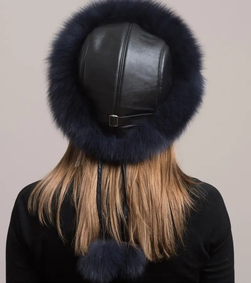 Rückansicht einer russischen Chapka aus echtem dunkelblauem Fell, mit verstellbarem schwarzem Ledergestell und passendem Bommel. Sein umhüllendes Design sorgt für eine optimale Isolierung gegen Kälte.