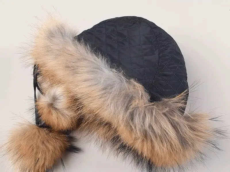 Innenansicht einer russischen Chapka aus echtem Pelz, mit schwarzem Futter und hellbraunem Naturpelzbesatz. Warmes und isolierendes Design, ideal, um dem Winter mit Komfort und Eleganz zu begegnen.