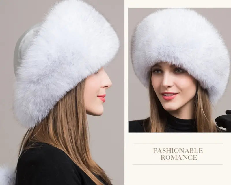 Rückansicht einer russischen Chapka aus echtem natürlichem Fuchsfell, mit weichem Ledersockel und Kordeln, die mit passenden Pompons verziert sind. Ein schlankes und funktionales Design, das Wärme und Komfort bietet.