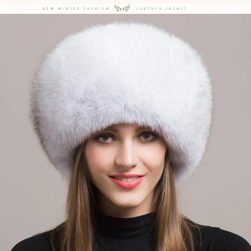 Elegante Frau, die eine russische Chapka aus echtem weißem Pelz trägt, natürlicher Fuchs, voluminös und luxuriös. Ein raffiniertes Winteraccessoire, perfekt für optimalen Schutz vor Kälte mit einer raffinierten Note.
