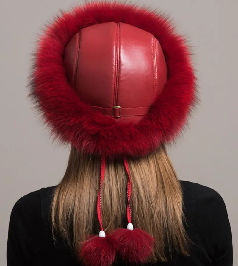 Rückansicht einer russischen Chiapka aus echtem rotem Pelz, mit rotem Ledersockel und Kordeln, die mit zwei passenden Pompons versehen sind. Ein ausgeklügeltes und praktisches Design für optimalen Komfort im Winter.