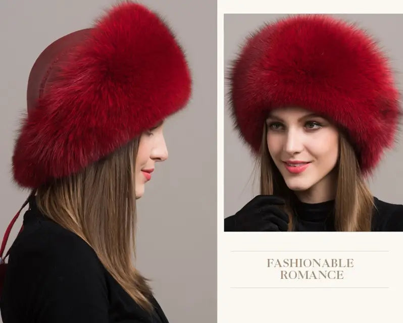 Rückansicht einer russischen Chiapka aus echtem rotem Pelz, mit rotem Ledersockel und Kordeln, die mit zwei passenden Pompons versehen sind. Ein ausgeklügeltes und praktisches Design für optimalen Komfort im Winter.