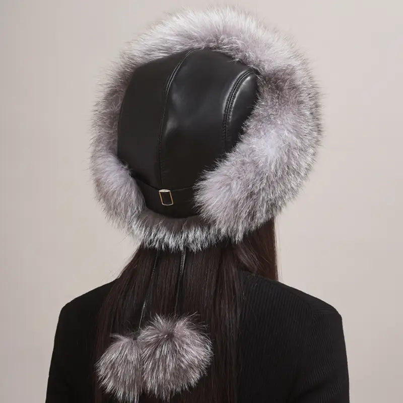 Rückansicht einer russischen Chapka aus silberblauem Echtpelz, mit verstellbarem schwarzem Ledergestell und passendem Bommel. Ein schlankes und funktionales Design mit optimaler Isolierung im Winter.