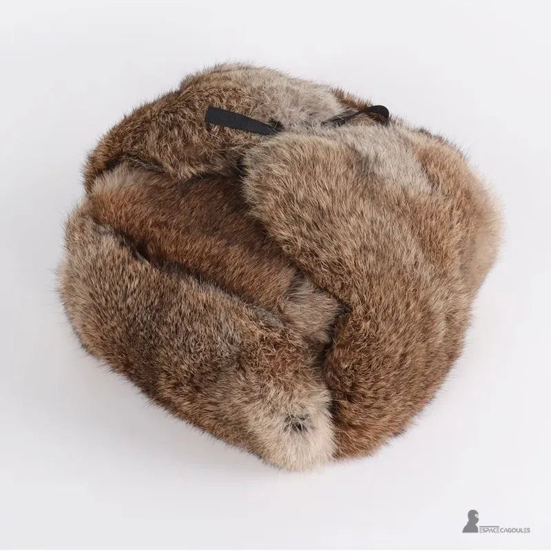 Chapka Russe pour homme en fourrure brune posée à plat sur fond blanc