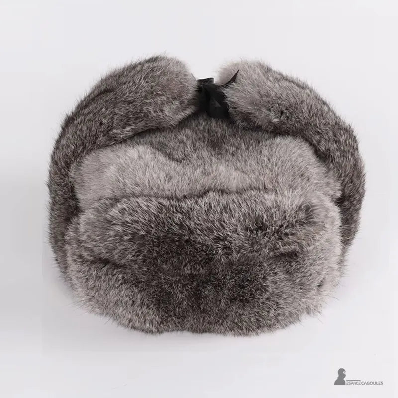 Chapka Russe pour homme grise en fourrure synthétique posée à plat sur fond clair