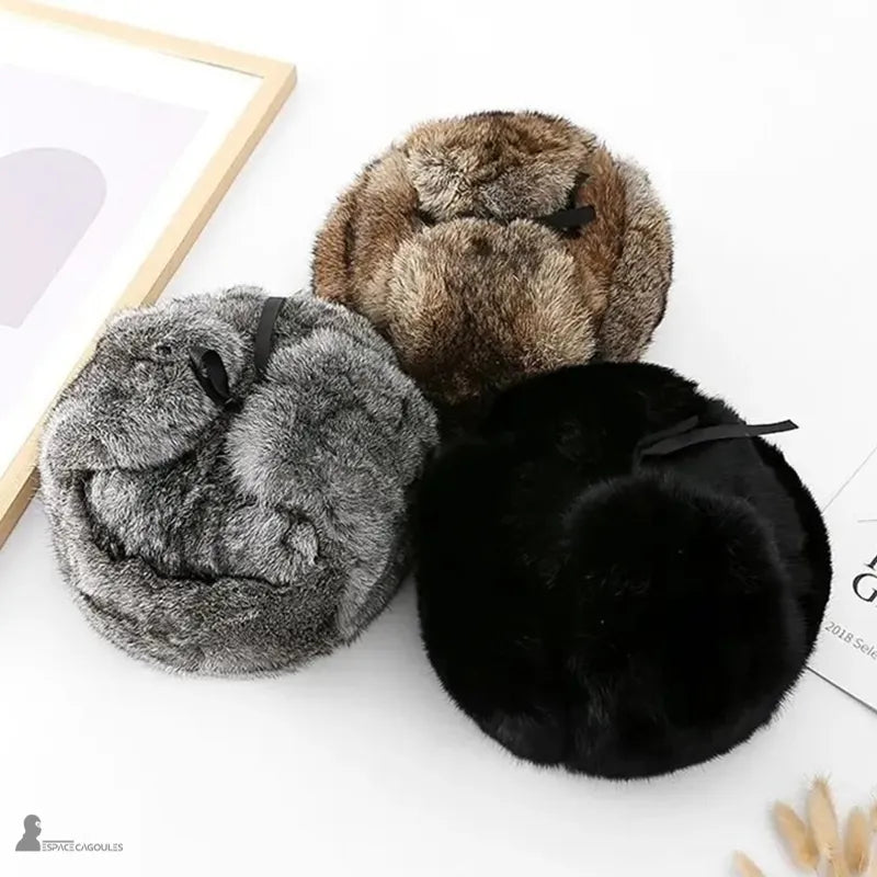 Trois Chapkas Russes pour homme en fourrure noire, grise et brune présentées côte à côte