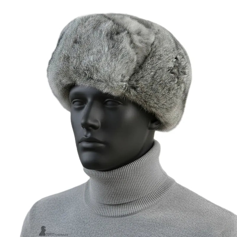 Chapka Russe grise pour homme portée sur mannequin noir mat en col roulé, fond clair