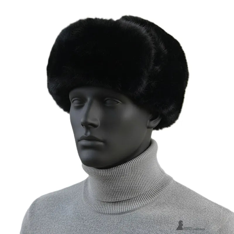 Chapka Russe noire pour homme portée sur mannequin noir mat, fond neutre