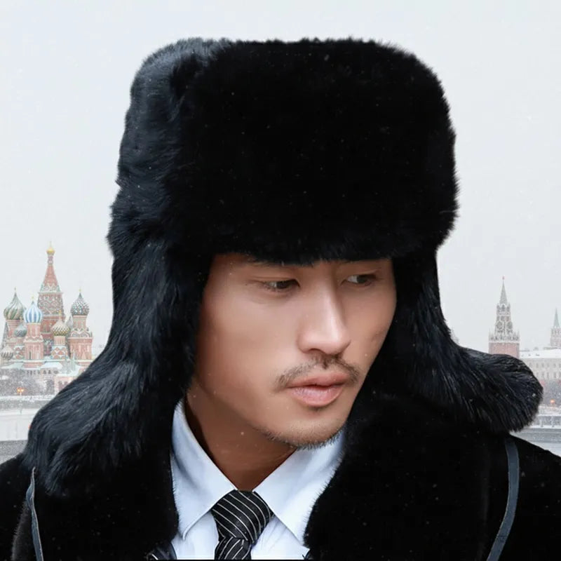 Chapka Russe noire pour homme, portée devant les monuments de Moscou, fond neigeux