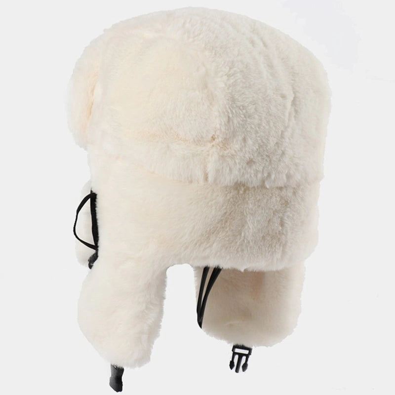 Weißer sowjetischer Hut aus flauschigem Fell, von hinten gesehen, mit umgeschlagenen Ohrenklappen und einem traditionellen Schnitt, der von russischen Militärmodellen inspiriert ist.