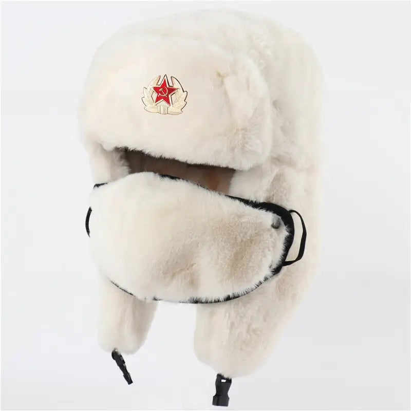 Weißer sowjetischer Kunstpelzhut mit rotem Stern, Seitenansicht, mit den Details der Ohrenklappen und dem verstellbaren Riemen für eine perfekte Passform.