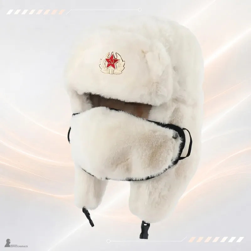 Chapka soviétique blanche en fourrure avec insigne étoile rouge à couronne de laurier et masque facial, vue de face sur fond clair - Espace Cagoules