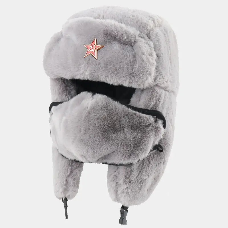 Graue sowjetische Kunstpelzmütze mit rotem Stern auf der Vorderseite, ausgestattet mit Ohrenschützern und einem verstellbaren Stützgurt.