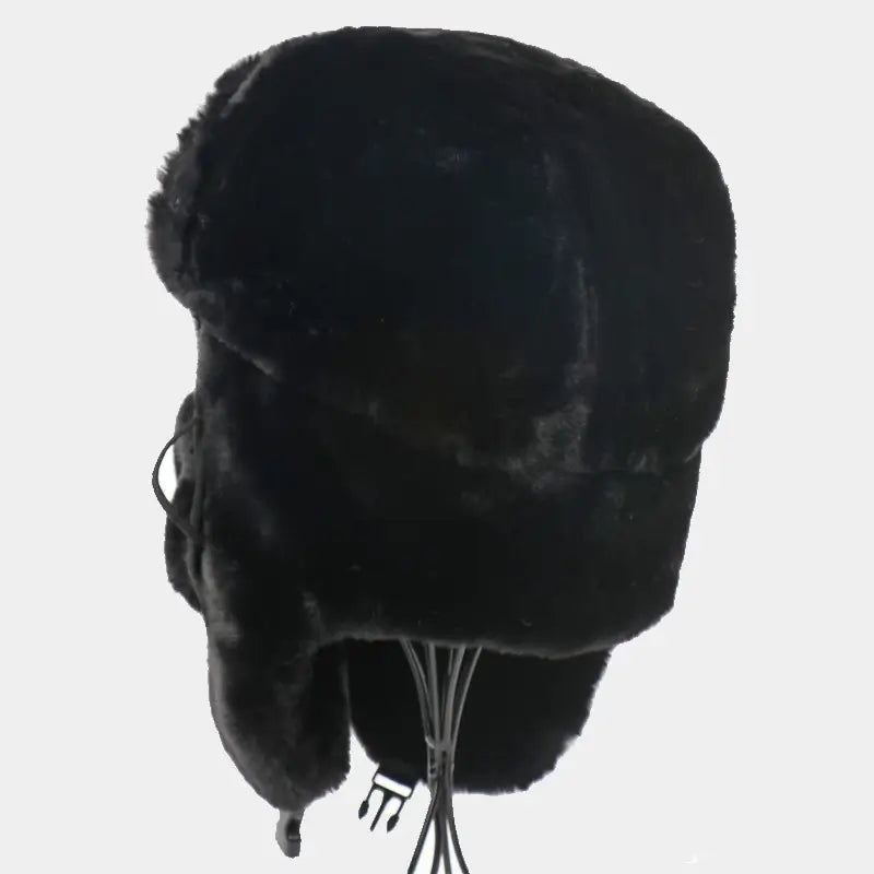 Schwarzer sowjetischer Hut aus Kunstfell, von hinten gesehen, mit umklappbaren Ohrenschützern und Befestigungsriemen für einen sicheren Sitz.