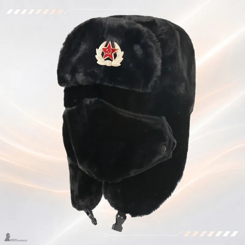 Chapka soviétique noire en fourrure avec insigne étoile rouge à couronne de laurier et masque facial, vue de face sur fond clair - Espace Cagoules