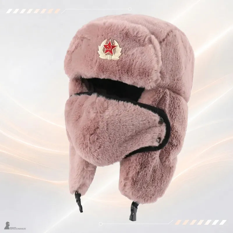 Chapka soviétique rose en fourrure avec insigne étoile rouge à couronne de laurier et masque facial, vue de face sur fond clair - Espace Cagoules